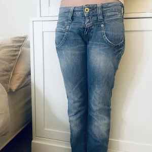Low waist bootcut jeans - Jätte snygga lågmidjade bootcut jeans färgade jeans! Dom är i jätte bra skick köpte dom precis från Plick men dom var tyvärr för stora🥲(det är min kompis som bär jeansen på bilden!)😊💕storlek||waist-26/lenght-32😇