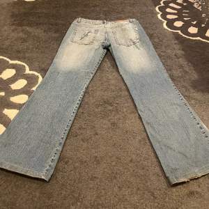 så fina jeans! storlek: W32L32, lite slitningar på botten och en mini vit fläck på baksidan av jeansen under låret. skriv för mer bilder! 💘