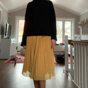 NA-KD - En gul kjol fran NA-KD i storlek 38. I mycket bra skick. Säljer för 200 kr!