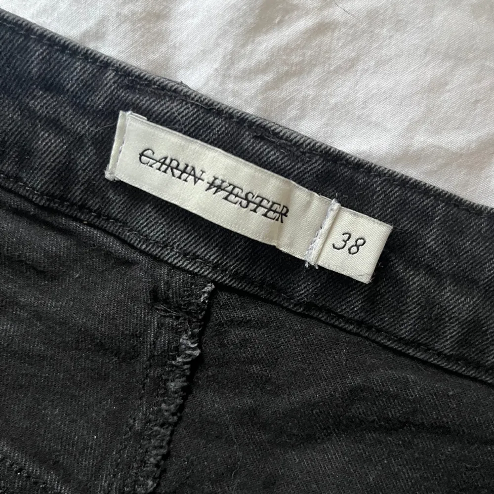 Ett par Carin Wester jeans. Jag är 162cm lång och de passar jättebra, De är storlek 38 men passar även på 40. Väldigt bra skick har använt de 3-4 gånger. Orginal pris 700kr!. Jeans & Byxor.
