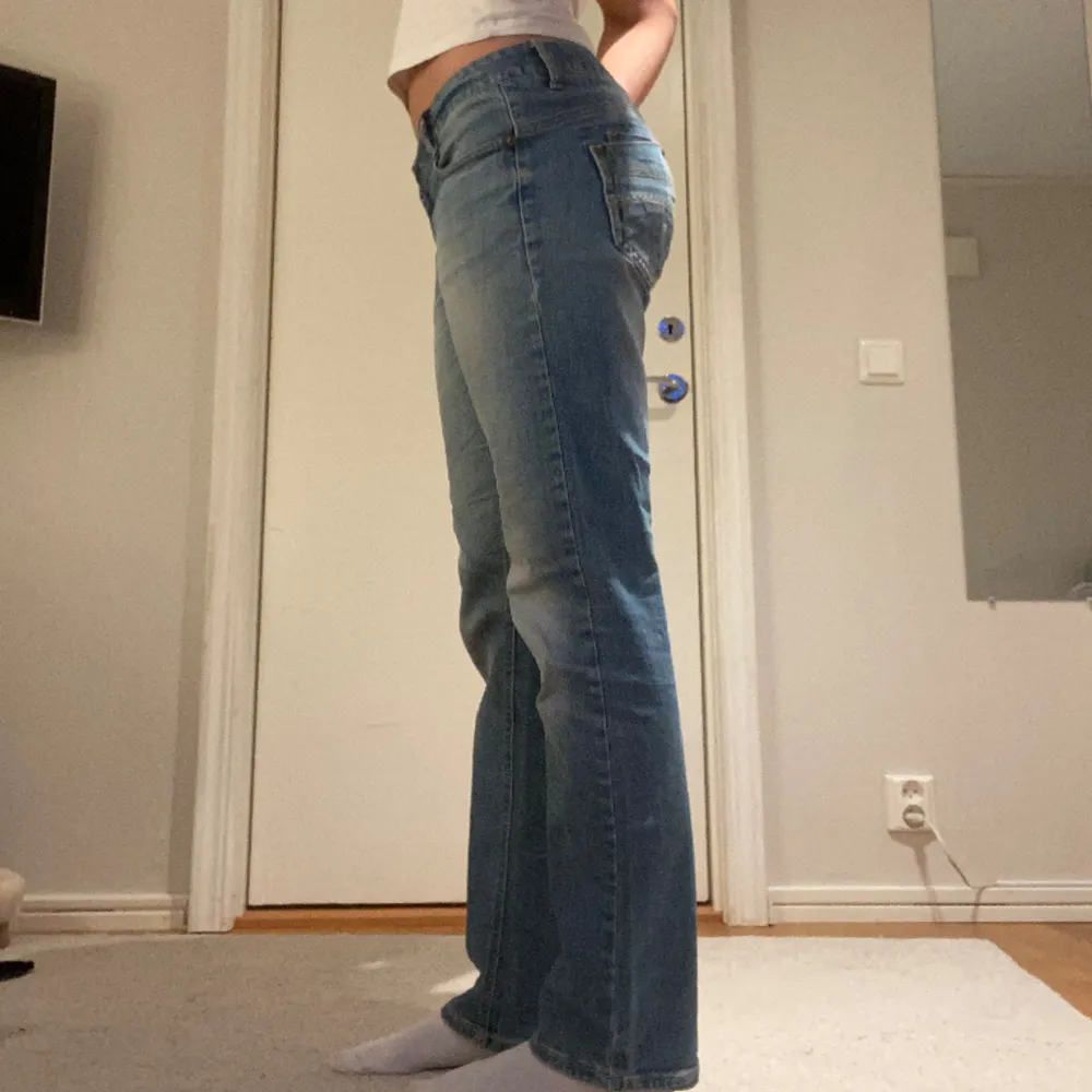 Säljer dessa jätte snygga lågmidjade jeans. Säljer pågrund av att dem är lite stora på mig. Jag är 175cm. Skriv för fler bilder eller om du har fler funderingar❤️pris kan diskuteras. Midjemått: 90cm Inerbenslängd: 80cm. Jeans & Byxor.