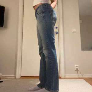 Säljer dessa jätte snygga lågmidjade jeans. Säljer pågrund av att dem är lite stora på mig. Jag är 175cm. Skriv för fler bilder eller om du har fler funderingar❤️pris kan diskuteras. Midjemått: 90cm Inerbenslängd: 80cm