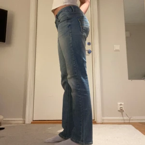 Jeans - Säljer dessa jätte snygga lågmidjade jeans. Säljer pågrund av att dem är lite stora på mig. Jag är 175cm. Skriv för fler bilder eller om du har fler funderingar❤️pris kan diskuteras. Midjemått: 90cm Inerbenslängd: 80cm