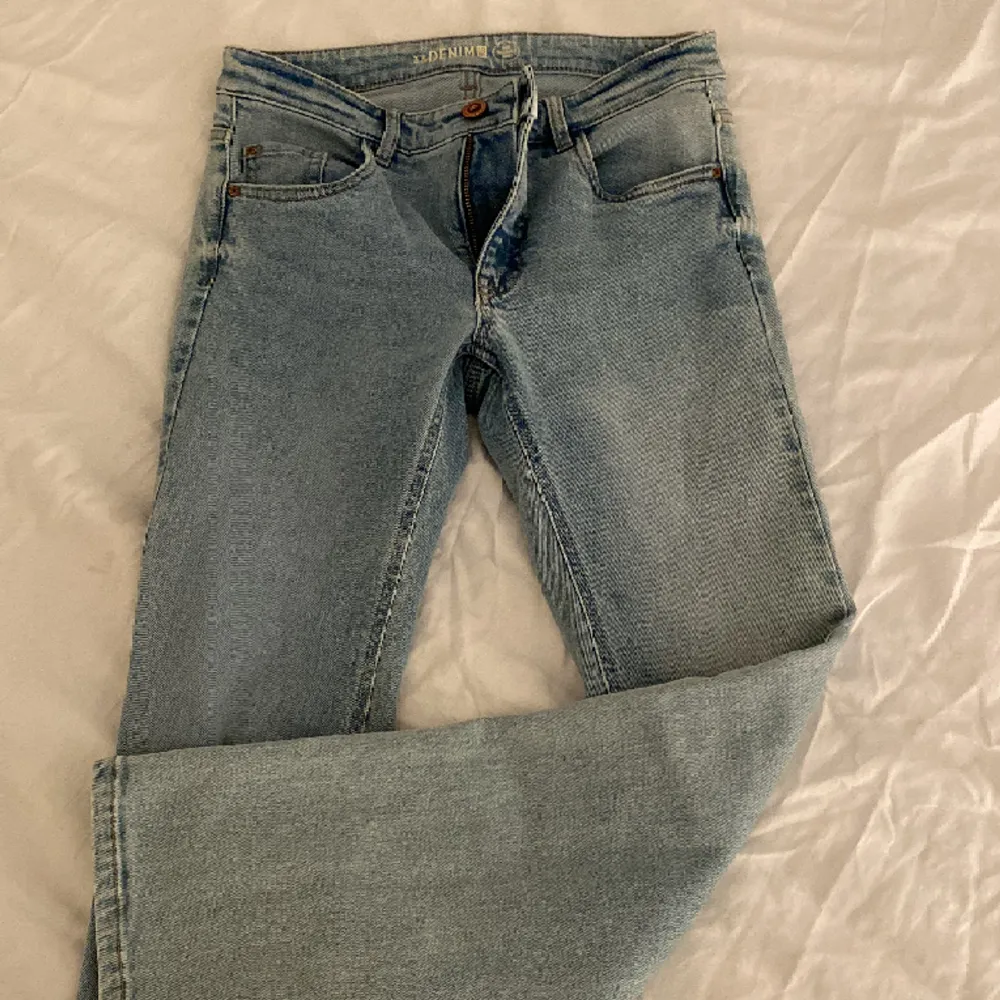 Snygga ljusblå jeans! De är mid waist o straight leg. Säljer för att de är för korta, passar folk runt 155-160 skulle jag säga. 💓De är oanvända endast testade. . Jeans & Byxor.
