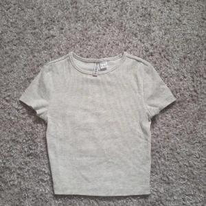 Ribbad tröja - Grå ribbad tröja från hm, nästan helt ny endast använd någon enstaka gång. Storlek xs men ganska stretchig 