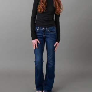 Säljer dessa asss snygga jeans i storlek 152. Ordinarie pris är 349 men säljer för endast 259 kr. Jeansen är aldrig använda och lappen är kvar. Tryck gärna på köp nu!💞💞💓