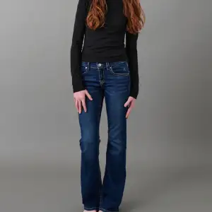Säljer dessa asss snygga jeans i storlek 152. Ordinarie pris är 349 men säljer för endast 259 kr. Jeansen är aldrig använda och lappen är kvar. Tryck gärna på köp nu!💞💞💓