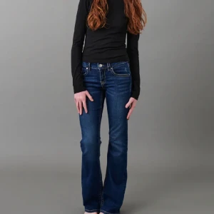 Chunky low flare jeans - Säljer dessa asss snygga jeans i storlek 152. Ordinarie pris är 349 men säljer för endast 259 kr. Jeansen är aldrig använda och lappen är kvar. Tryck gärna på köp nu!💞💞💓