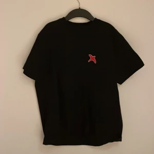 Axel arigato t-shirt! Storlek S, pris: 250 - Säljer nu min feta Axel arigato tröja! Är perfekt till sommaren!! Fick den förra året! Aldrig använt typ! Skick 9/10
