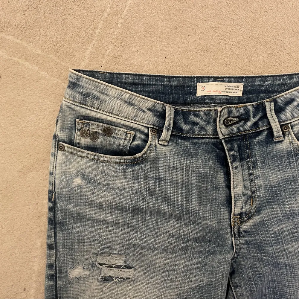 Lågmidjade jeans med egengjorda hål. Köpta för 800kr. Passar både stlorlek 38 och 36. Jeans & Byxor.