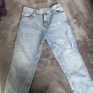 Ett par vanliga baggy jeans har aldrig använts 