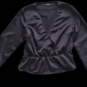 En svart blus från bikbok i polyester. Är i storleken S. Köparen står för frakten.