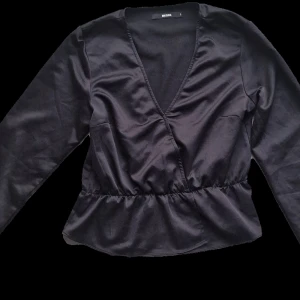 svart blus - En svart blus från bikbok i polyester. Är i storleken S. Köparen står för frakten.