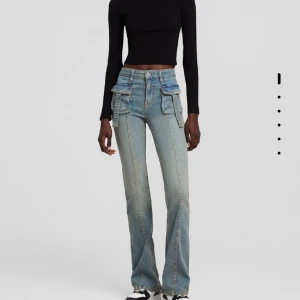 Trendiga Jeans - Efterfrågade jeans helt slutsålda på hemsidan.   Storlek 34, helt ny oanvänd med prislapp. 
