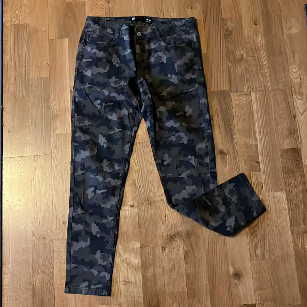 Snygga kamouflagejeans med stretch från Be Cool, modell Jennyfer, storlek 38 (US 30, FR 40) Prisförslag. Frakt tillkommer . Jeans & Byxor.