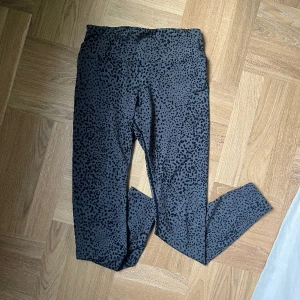 Gråa leopardmönstrade tights - Stronger - Bra skick. Lång modell (funkar perfekt för 1.70-1.80). Storlek S/M. Hög midja. Skön passform.
