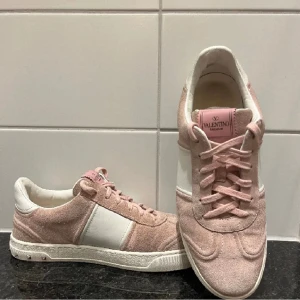 VALENTINO FLYCREW - Alla og saker tillkommer, box, extra snören, kort och dustbag!! Väldigt limiterade, säljs inte längre och saknar endast 4 nitar!! Kan gå ner i pris vid snabb affär🙏🏻