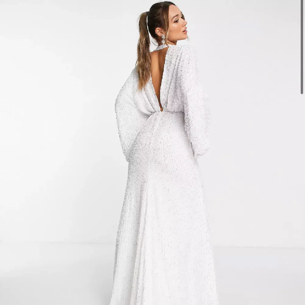 söker nu denna klänningen i storlek xs/s oxh önskas köpa för ett normalt pris, inte överprisat. hör av er om ni säljer 🩷. Klänningar.