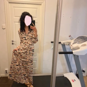 Pieces satinklänning - Mönstrad maxiklänning/skjortklänning i satin från Pieces. Endast provad. Prislappen fortfarande kvar. Skärp i midjan och knappar. Strl XS. 