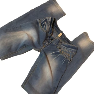 Lowrise jeans - Ett par super fina vintage ljusblå jeans med gula sömmar från vero moda. När jag fick hem dem var dem tyvärr försmå 💔straight leg med en liten flare. står st 29 men uppskattad 26.❤️🌸 Midja : 32 cm ingen stretch … Innerlängd 72 cm🫶🏻💌