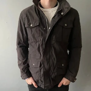 Field jacka - Säljer denna feta field jacka. Modellen på bilden är runt 188. Hör av er vid frågor!