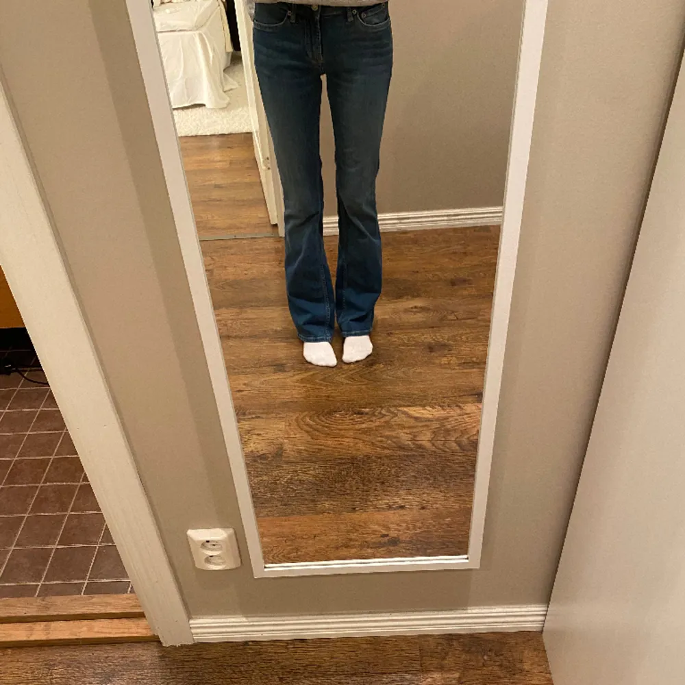 Säljer mina blåa utsvängda zara jeans! Aldrig använda så i nyskick🥰 . Jeans & Byxor.