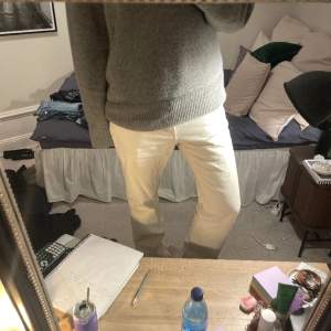 Vita oversized jeans från weekday som är avklippta nertill så de passar mig bra som är 165 (innerbenslängd 72 cm, midja rakt över 40 cm)