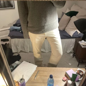 Vita oversized jeans från zara - Vita oversized jeans från weekday som är avklippta nertill så de passar mig bra som är 165 (innerbenslängd 72 cm, midja rakt över 40 cm)
