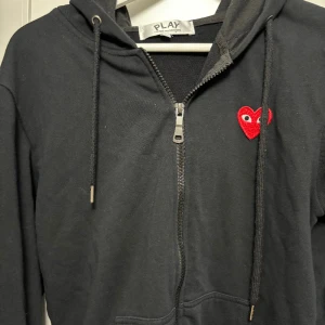 Cdg zip hoodie - Säljer nu min tröja då den inte används skick 9/10 och är väldigt fin