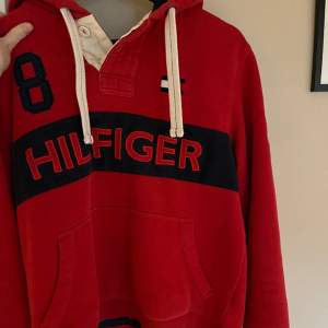 Hoodie från Tommy Hilfiger i tjockare material, använd men fint skick! Herrstorlek S men passar även S-M dam. 