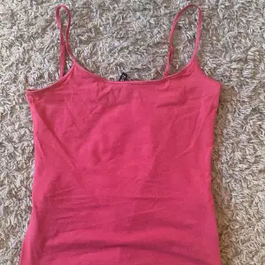 Här säljer jag mitt rosa linne från hm i storlek 36 då det är för stort för mig pris kan diskuteras men säljer för runt 70kr