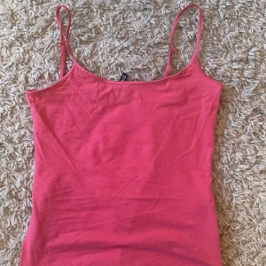 Rosa linne  - Här säljer jag mitt rosa linne från hm i storlek 36 då det är för stort för mig pris kan diskuteras men säljer för runt 70kr