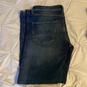 Säljer nu mina jeans som är köpt på Ullared, bra skick. Hör av er vid frågor eller funderingar.  Passar för dem som är runt 167-180 cm långa. 