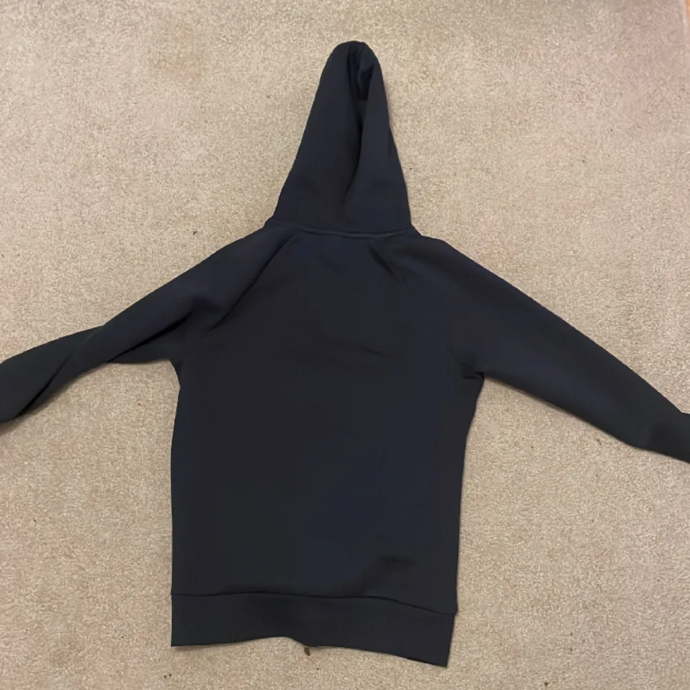säljer denna hoodie eftersom jag inte använder den| ny pris 900 säljer för 700. Skick 7,5 av 10 Storlek 172-178. Hoodies.