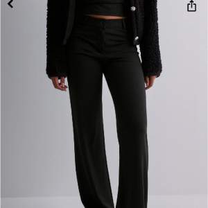 Säljer svarta ”I Love It Low Waist Suit Pants” från Nlytrend. Köpte dessa från Plick men va för stora för mig! Helt oanvända med prislappen på! Strl xs i ett mjukt, stretchigt material🤩 Nypris: 500 kr! Skriv gärna innan du trycker på ”köp nu”💞