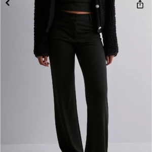 Low waist kostymbyxor  - Säljer svarta ”I Love It Low Waist Suit Pants” från Nlytrend. Köpte dessa från Plick men va för stora för mig! Helt oanvända med prislappen på! Strl xs i ett mjukt, stretchigt material🤩 Nypris: 500 kr! Skriv gärna innan du trycker på ”köp nu”💞