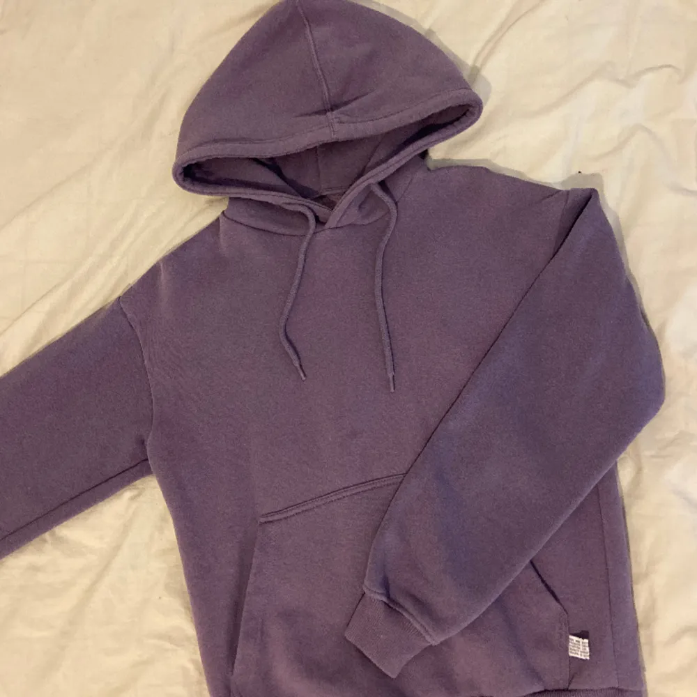 Lila hoodie från Bershka. Passar xs-m. Ny!. Hoodies.