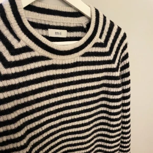 Stickad tröja  - Stickad tröja från envii i storlek xs, lite nopprig men försvinner lätt med noppermaskin!🩵