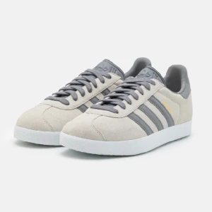 Adidas gazelle - Intressekoll på dessa populära skorna i färgen ”grey one/grey three/footwear white” som jag köpte förra sommaren, dem är i bra skick och skickar självklart egna bilder vid förfrågan🫶🏼🫧🌸säljer pga -lite för stora på mig 🥲org pris: 1.175kr
