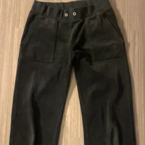 Juicy byxor  - Säljer mina svarta juicy byxor då jag inte använder dom löngre,smörerna har jag inte kvar. 