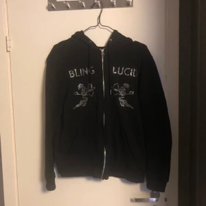 Bling Lucid hoodie - Säljer min hoodie från ”Bling Lucid”  i storlek M eftersom att den inte längre kommer till användning.  Hoodien är i väldigt bra skick och kostar 699kr nypris. Skickas. köparen står för frakten. Priset inte hugget i sten. Hör av dig vid frågor!