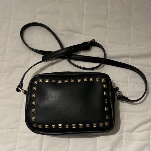 Valentino liknande väska  - Valentino liknande väska💗svart vöska med nitar. 
