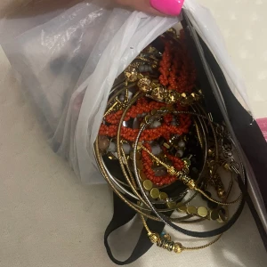 Skänker bort en påse smycken!  - Både guld och silver (inte äkta). Har ingen användning för dom längre. Vissa är helt nya och andra är använda men såklart tvättade med bakteriedödande. 