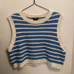 Väst - Blå vit randig väst från Lindex i storlek M, passar S. Kontakta mig vid köp eller frågor💛