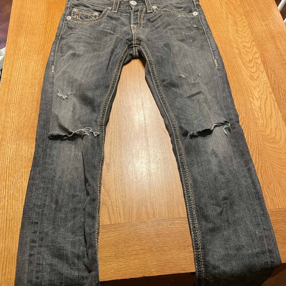 Storlek 29, väldigt stretchiga i materialet så passar storlek 29-32, jag själv har storlek 32 Bra skick i övrigt. Jeans & Byxor.