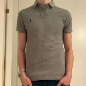 Ralph lauren piké - Storlek M använd fåtal gånger skick 9,5/10 skriv vid funderingar pris kan diskuteras 