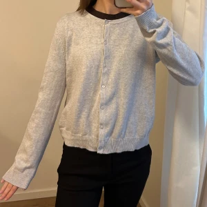 Ljusgrå kofta - Jag bär vanligtvis XS så på mig blir koftan lagom oversize! I gott skick, inget trasigt, inga fläckar.