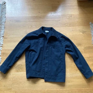 Mörkblå overshirt - Jättebra skick använd 2-3 gånger kommer inte till användning men perfekt nu till våren. Skriv vid funderingar
