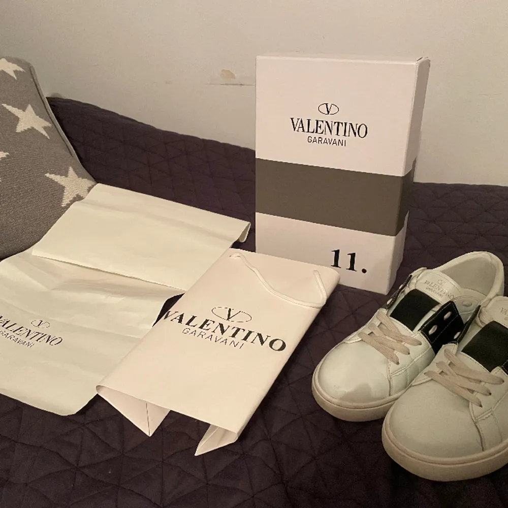 Hej! Säljer nu Valentino skor i storlek 41. Skicket på dessa ligger typ på 7/10 passar bra nu när snön smälter. Hör av dig om du har frågor!🔥🔥. Skor.