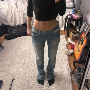 Lågmidjade Jeans  - Säljer dessa raka, lågmidjade jeans då de tyvärr är för långa för mig + lite stora😭❤️🥰oanvända med lappar kvar, strlk 25/34. Innerbenslängden är 85❤️Midjemåttet  36